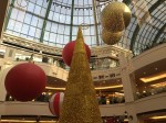 Ein aufgestellter Weihnachtsbaum in Dubai