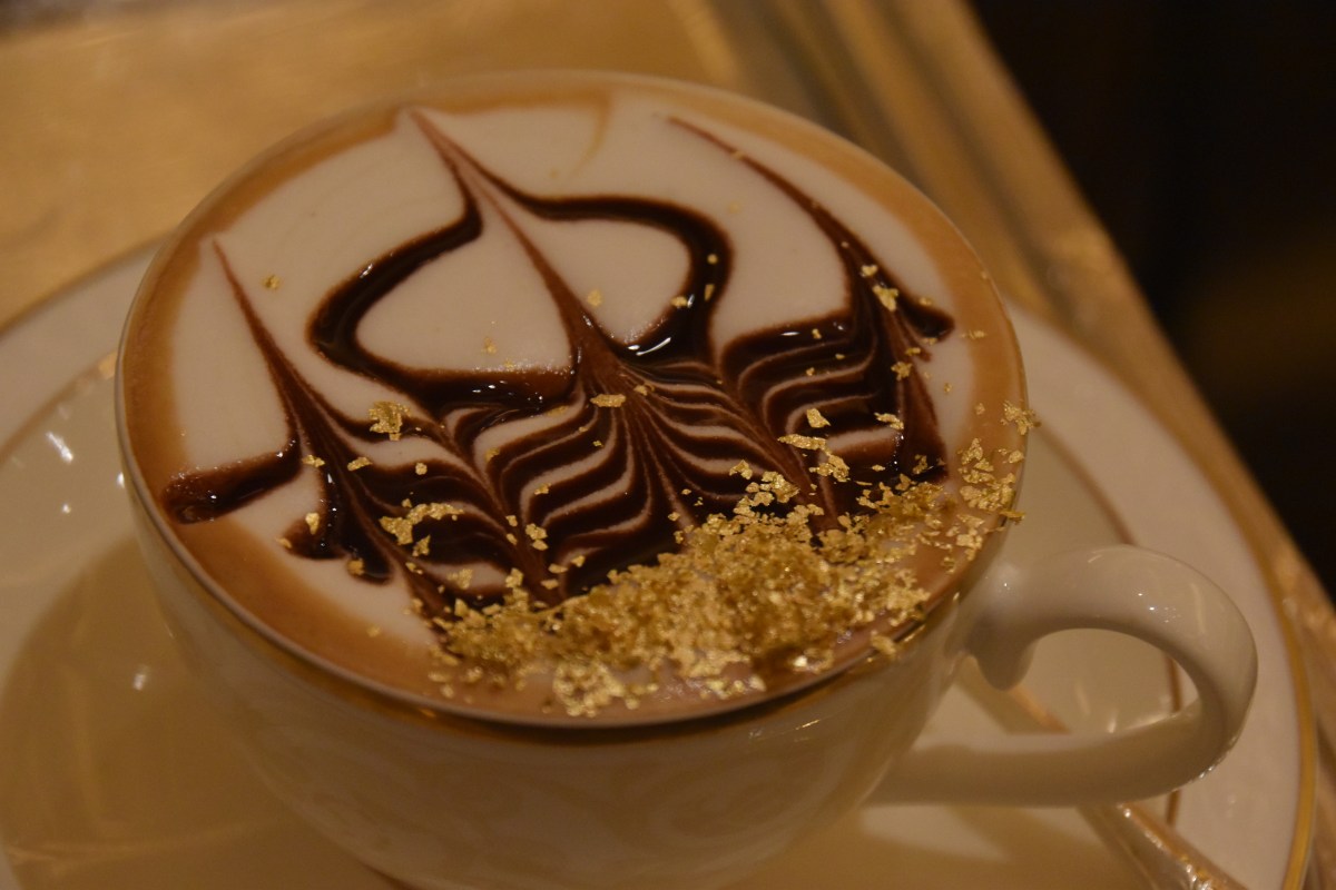 goldener Kaffe im Emirates Palace