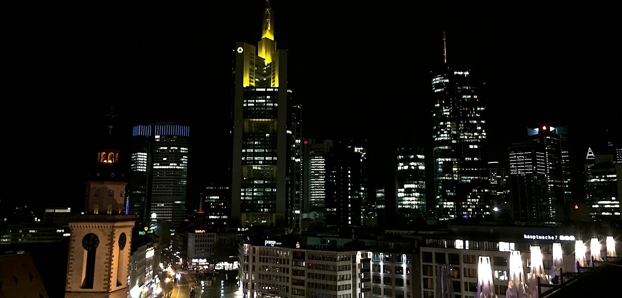 Frankfurter Skyline bei Nacht