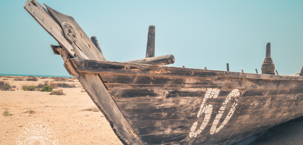 Ein Holzruderboot am Strand
