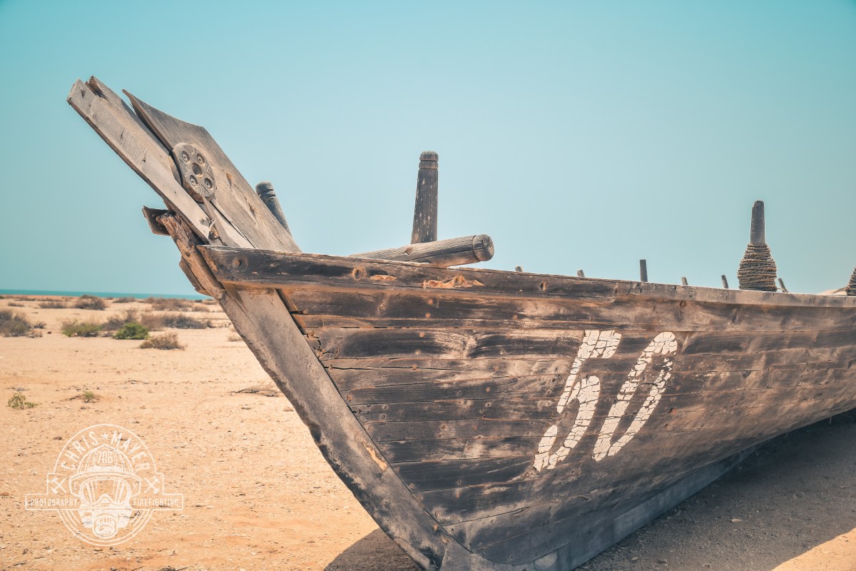 Ein Holzruderboot am Strand