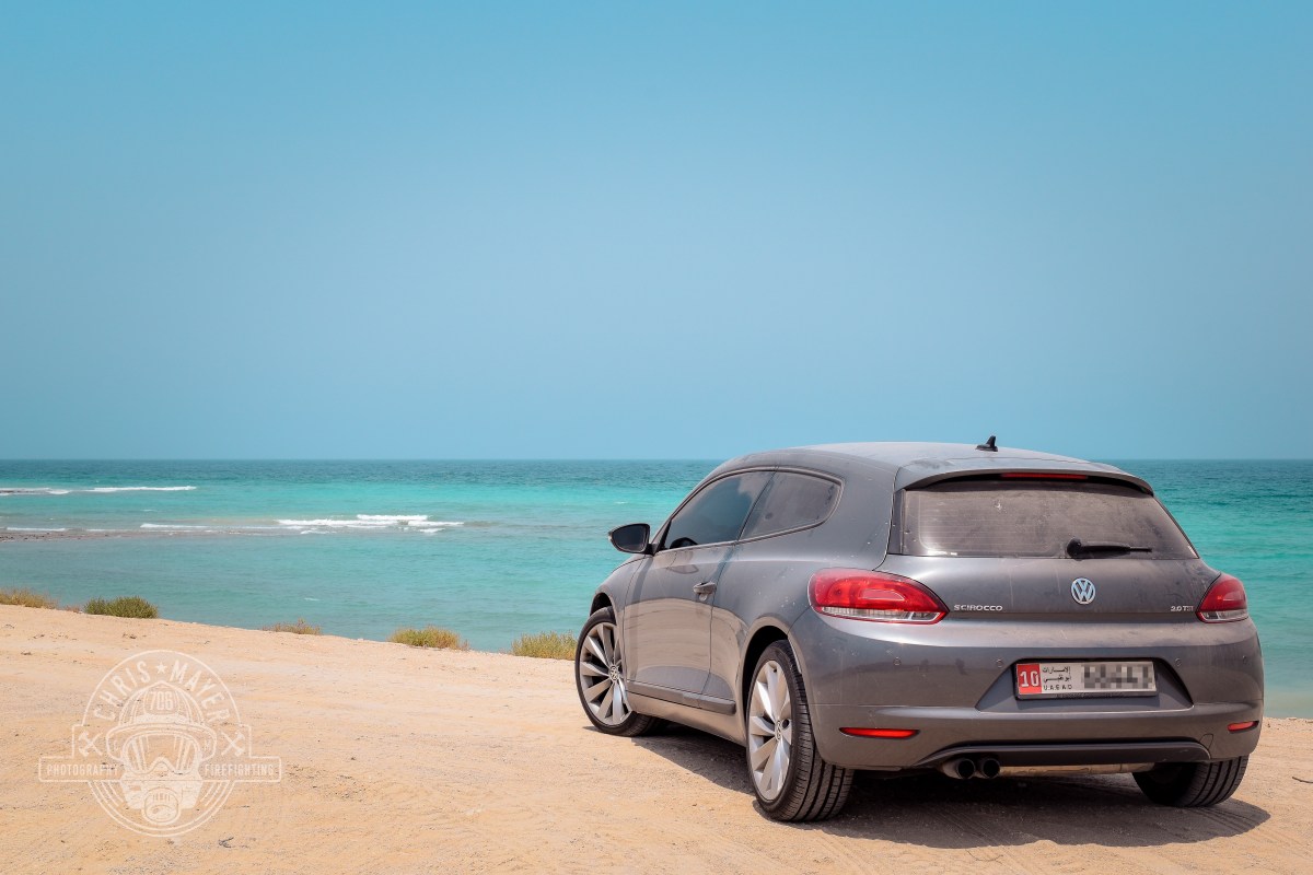 VW Scirocco steht am Strand