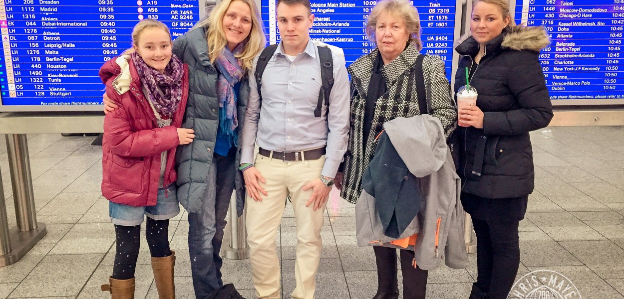 Familie Mayer am Flughafen