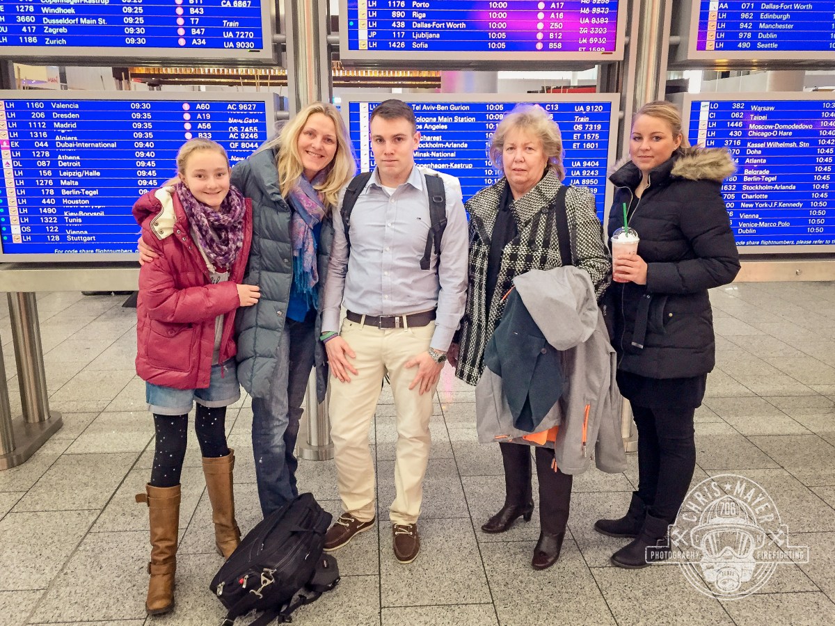 Familie Mayer am Flughafen
